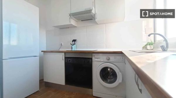 Room in shared 6-bedroom flat in Portazgo, Madrid.