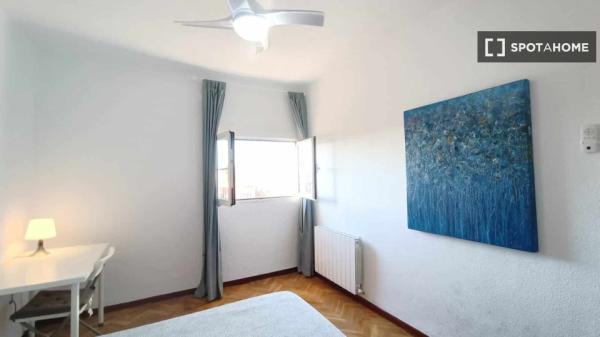 Room in shared 6-bedroom flat in Portazgo, Madrid.
