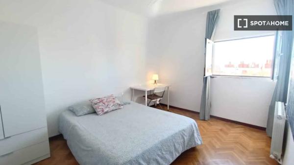 Room in shared 6-bedroom flat in Portazgo, Madrid.