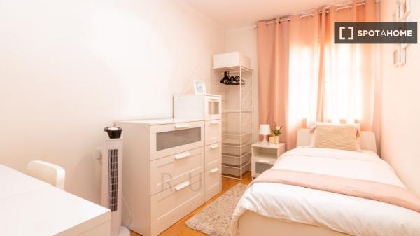 Piso en alquiler de 3 habitaciones en La Torrassa, Barcelona