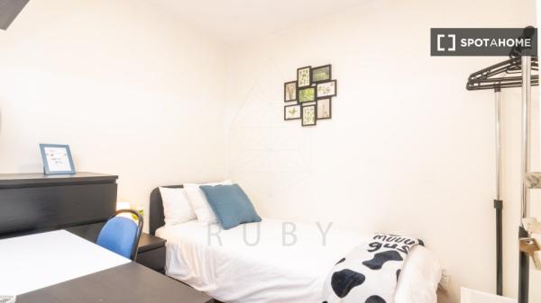 Piso en alquiler de 3 habitaciones en La Torrassa, Barcelona