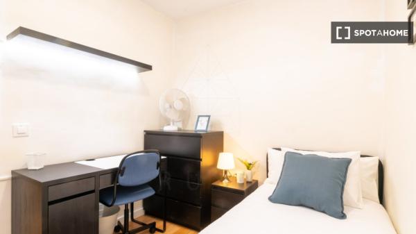 Piso en alquiler de 3 habitaciones en La Torrassa, Barcelona