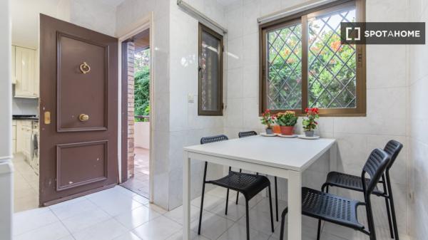 Room in 18-bed shared apartment, Castilla, Madrid.