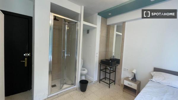 Room in a shared 8-bedroom flat for rent in Seville