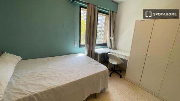 Room in a shared 8-bedroom flat for rent in Seville