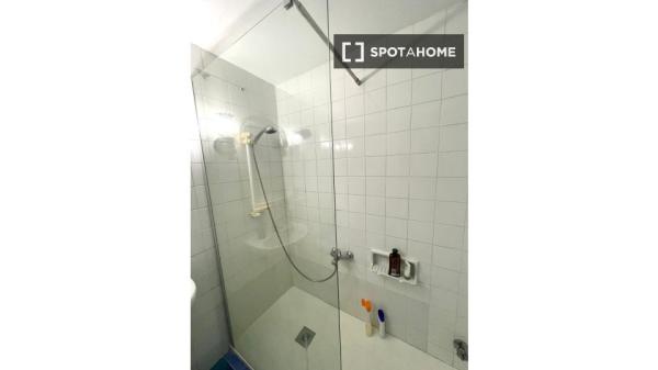 Room in a shared 8-bedroom flat for rent in Seville