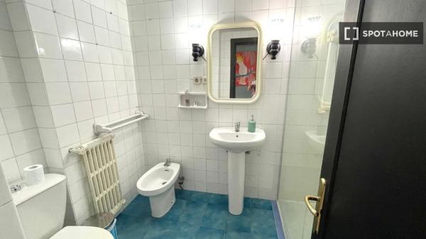 Room in a shared 8-bedroom flat for rent in Seville
