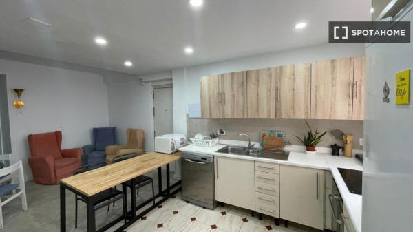 Room in a shared 8-bedroom flat for rent in Seville