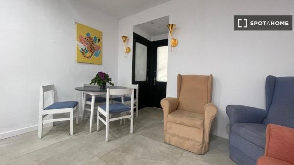 Room in a shared 8-bedroom flat for rent in Seville