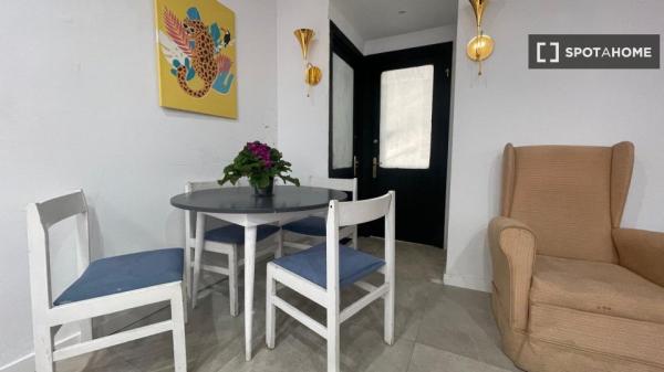 Room in a shared 8-bedroom flat for rent in Seville