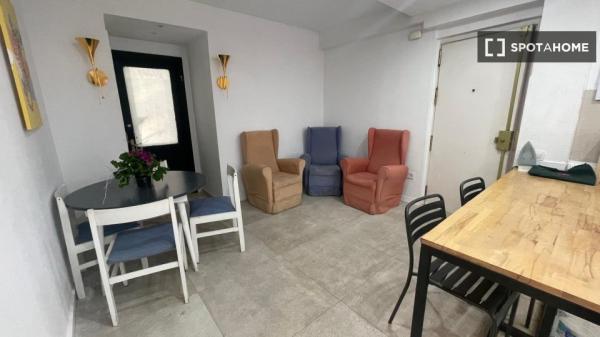 Room in a shared 8-bedroom flat for rent in Seville