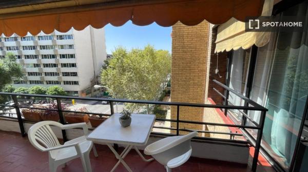 Room in a shared 8-bedroom flat for rent in Seville