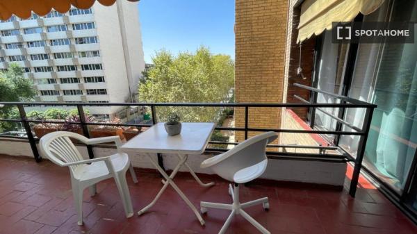 Room in a shared 8-bedroom flat for rent in Seville