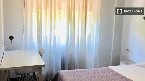 Room in a shared 8-bedroom flat for rent in Seville