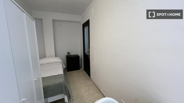 Room in a shared 8-bedroom flat for rent in Seville