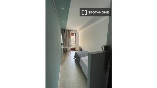 Room in a shared 8-bedroom flat for rent in Seville