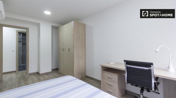 Room in shared flat, Quintana, Madrid
