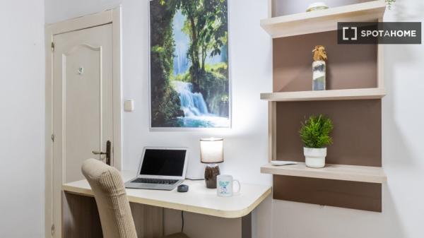 Room in shared flat, Valdezarza, Madrid