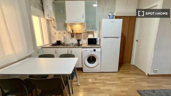 Piso de 2 habitaciones en alquiler en San Diego, Madrid.