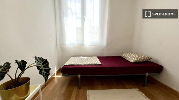 Piso de 2 habitaciones en alquiler en San Diego, Madrid.