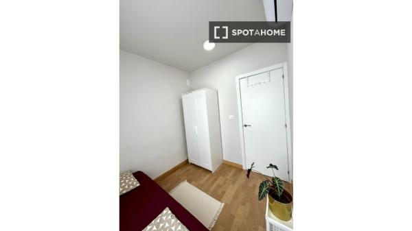 Piso de 2 habitaciones en alquiler en San Diego, Madrid.