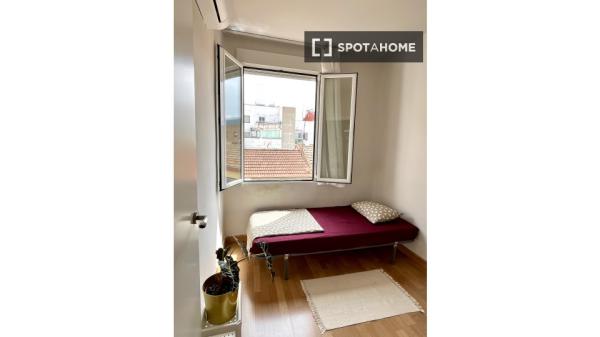 Piso de 2 habitaciones en alquiler en San Diego, Madrid.