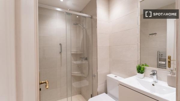 Room in 6-bedroom shared flat rental in Prosperidad