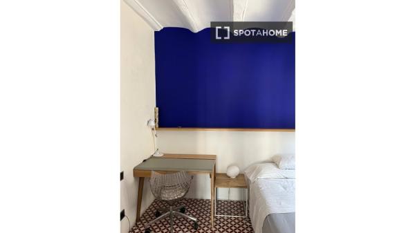 Room in shared apartment in Barcelona