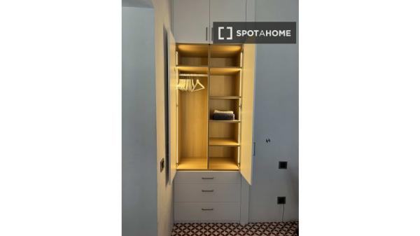 Room in shared apartment in Barcelona