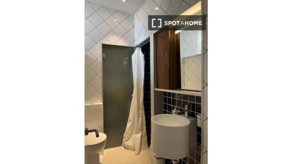 Room in shared apartment in Barcelona