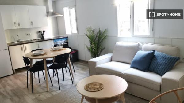 Se alquila apartamento de 3 habitaciones en Santa Julia, Málaga.