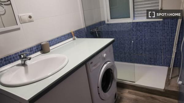 Se alquila apartamento de 3 habitaciones en Santa Julia, Málaga.