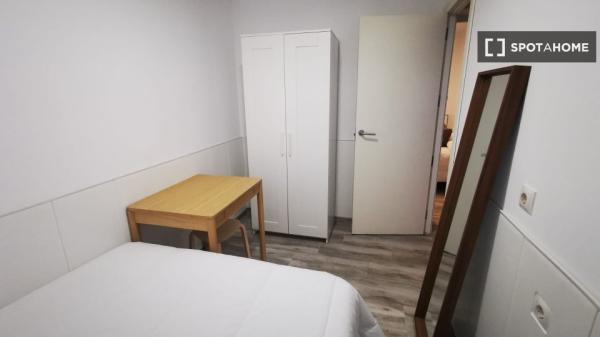 Se alquila apartamento de 3 habitaciones en Santa Julia, Málaga.