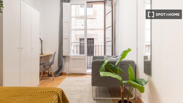 Habitación en piso compartido en barcelona.