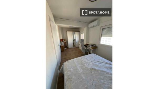 Room in shared apartment in València