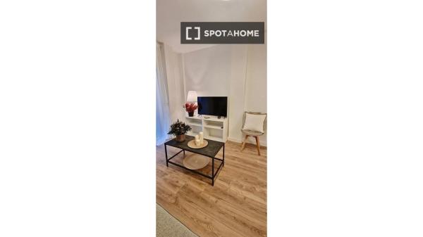Apartamento de 2 dormitorios en alquiler en Fuente del Berro, Madrid