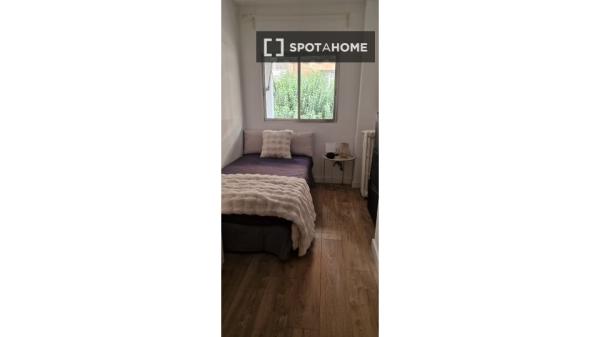 Apartamento de 2 dormitorios en alquiler en Fuente del Berro, Madrid