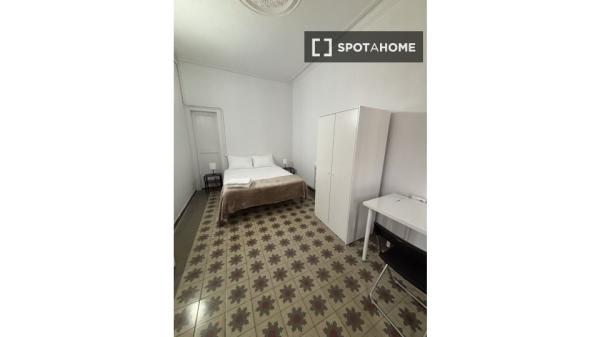 Room in shared apartment in Barcelona