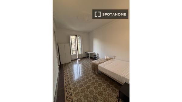 Room in shared apartment in Barcelona