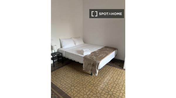 Room in shared apartment in Barcelona