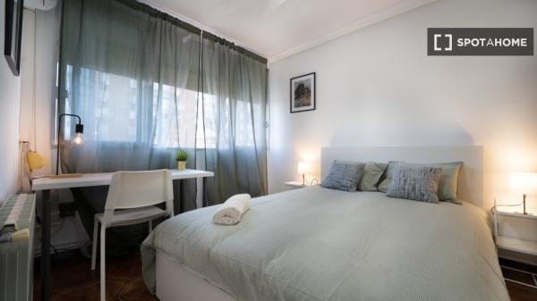 Habitación en piso de 4 habitaciones en alquiler en Peñagrande, Madrid