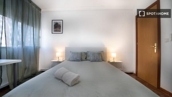 Habitación en piso de 4 habitaciones en alquiler en Peñagrande, Madrid