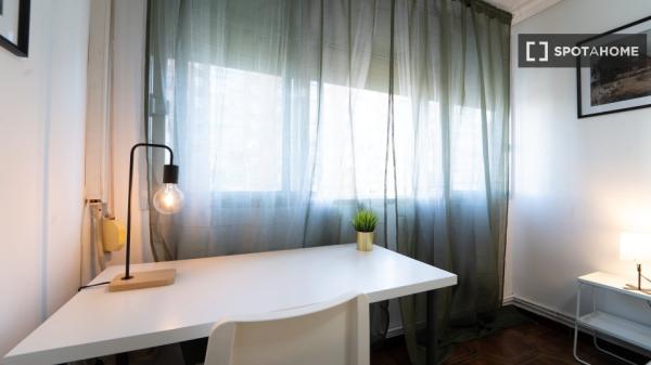 Habitación en piso de 4 habitaciones en alquiler en Peñagrande, Madrid