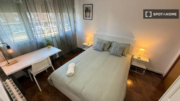 Habitación en piso de 4 habitaciones en alquiler en Peñagrande, Madrid