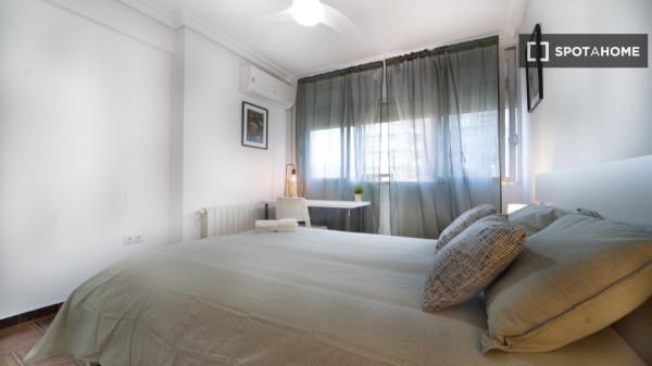 Habitación en piso de 4 habitaciones en alquiler en Peñagrande, Madrid