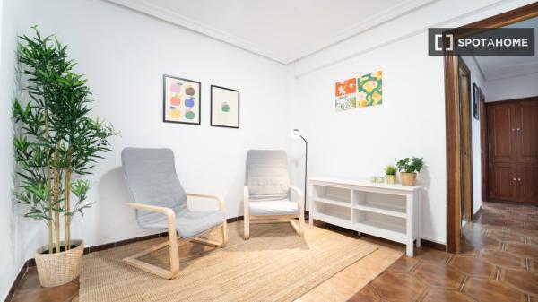 Habitación en piso de 4 habitaciones en alquiler en Peñagrande, Madrid