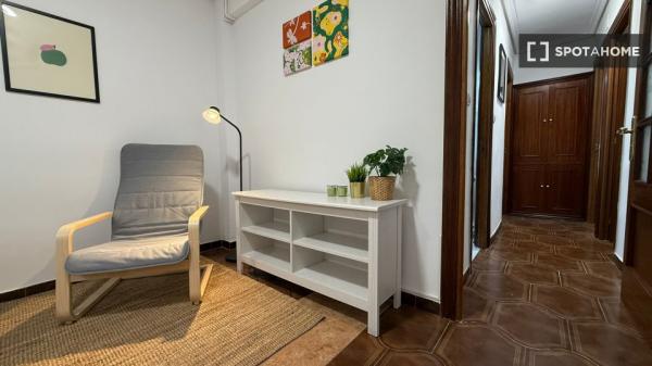 Habitación en piso de 4 habitaciones en alquiler en Peñagrande, Madrid