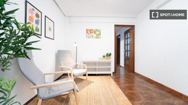 Habitación en piso de 4 habitaciones en alquiler en Peñagrande, Madrid