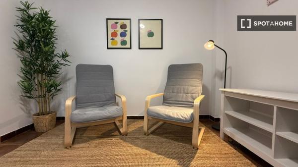 Habitación en piso de 4 habitaciones en alquiler en Peñagrande, Madrid