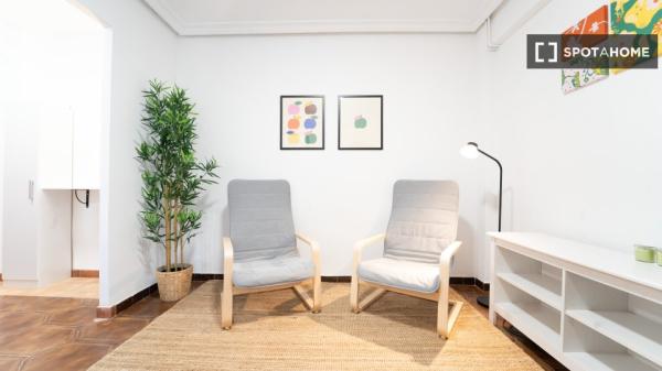 Habitación en piso de 4 habitaciones en alquiler en Peñagrande, Madrid